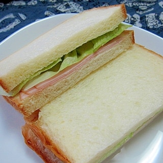 薄切りロースハムとレタスのサンドイッチ
